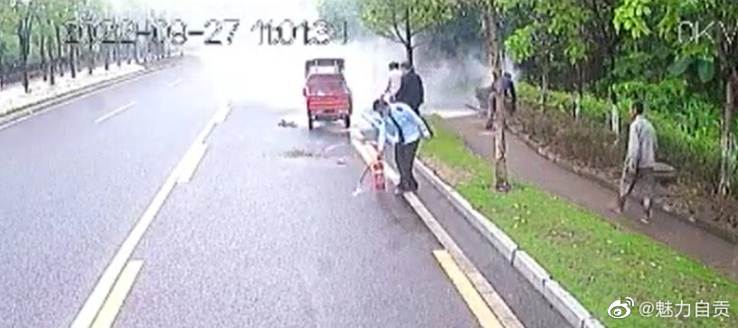 [中国赞] #自贡公交驾驶员挺身灭火#-2.jpg