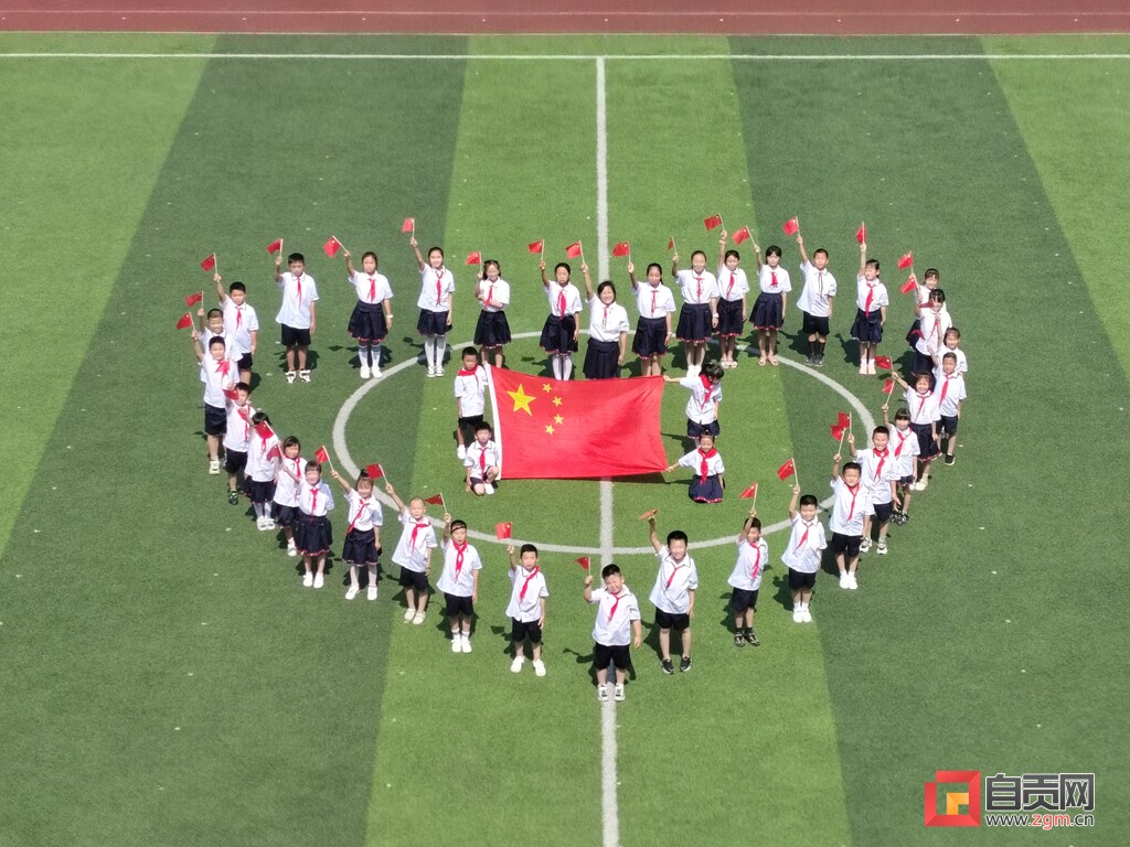 自贡各中小学校涌动 “中国红”-5.jpg