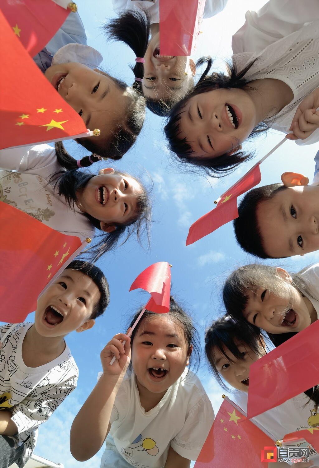 自贡各中小学校涌动 “中国红”-6.jpg