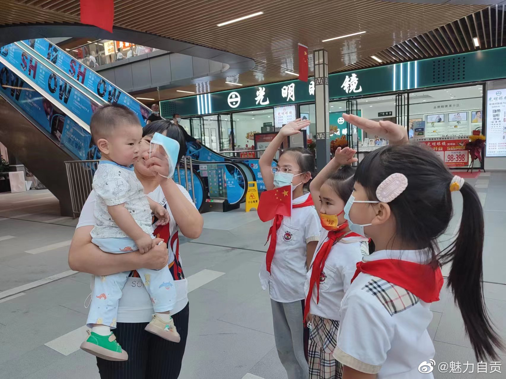 自贡东方小学学生放学后在五星街街道免费赠送口罩-1.jpg