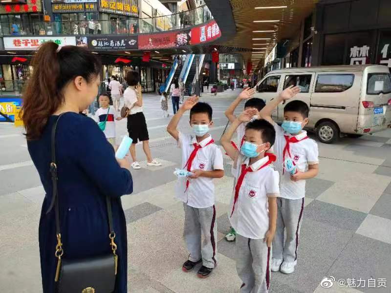 自贡东方小学学生放学后在五星街街道免费赠送口罩-2.jpg