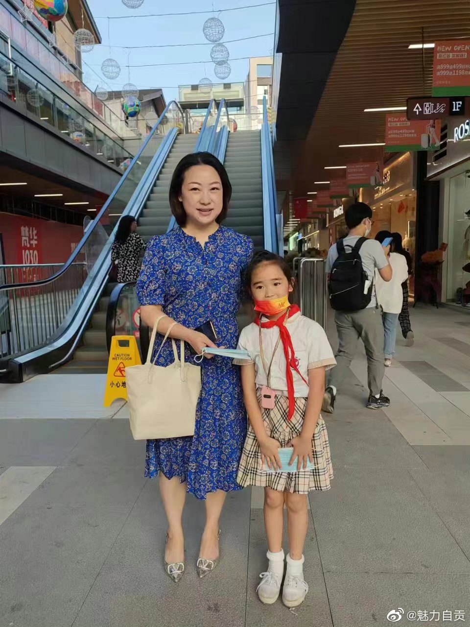 自贡东方小学学生放学后在五星街街道免费赠送口罩-3.jpg