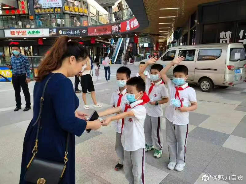 自贡东方小学学生放学后在五星街街道免费赠送口罩-4.jpg