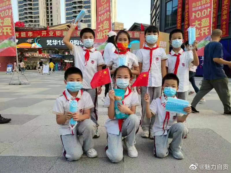 自贡东方小学学生放学后在五星街街道免费赠送口罩-6.jpg