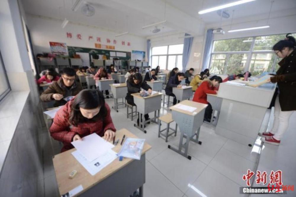 “教资热”持续升温，报考人数10年翻66倍，专家：年轻人就业追求稳定-1.jpg