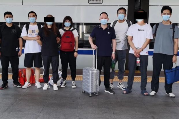 杭州一大妈被骗凑钱打“防癌针”，实为可乐冒充“防癌药物”-3.jpg