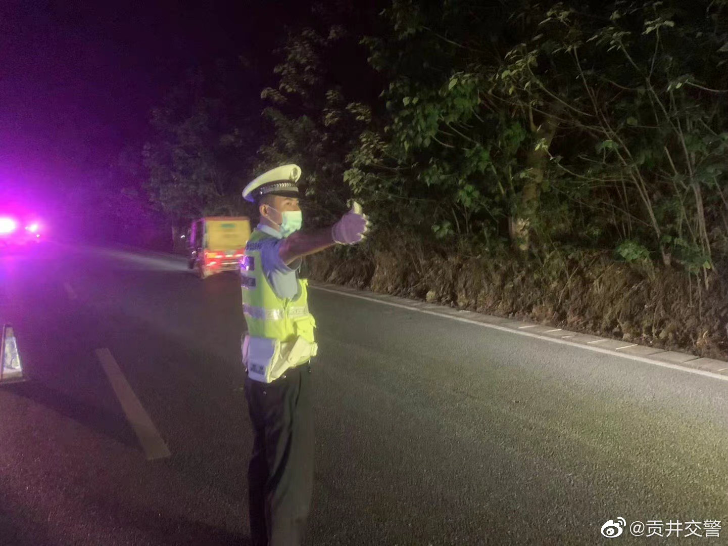 夜遇塌方落石，交警及时处置-2.jpg