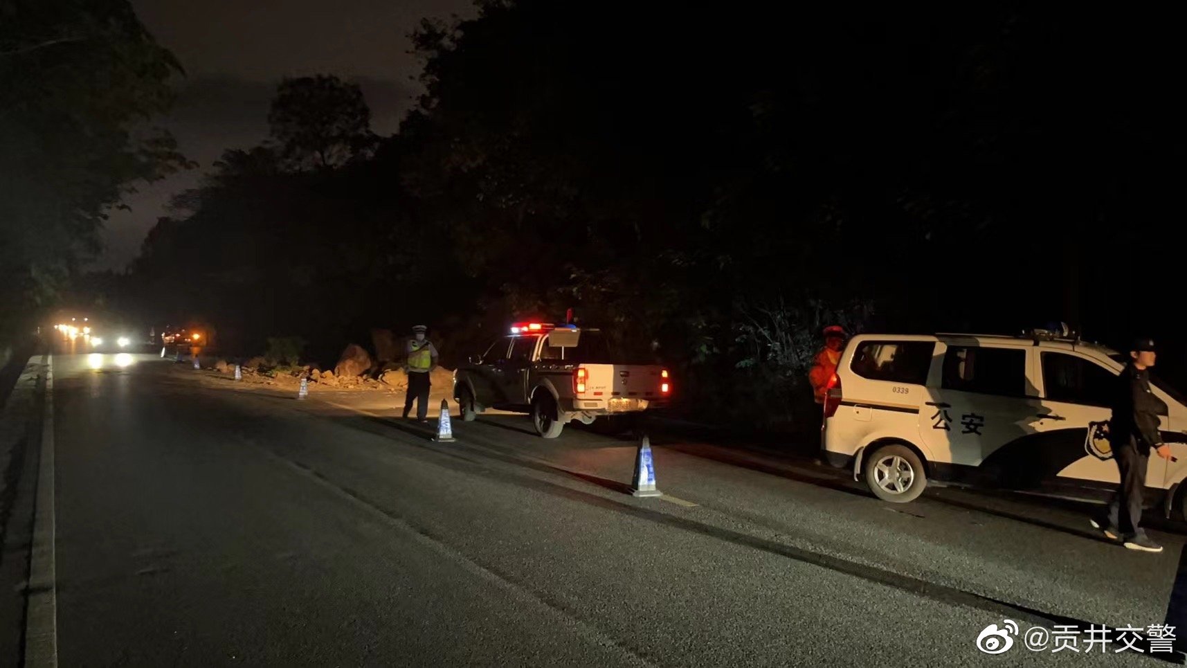 夜遇塌方落石，交警及时处置-1.jpg