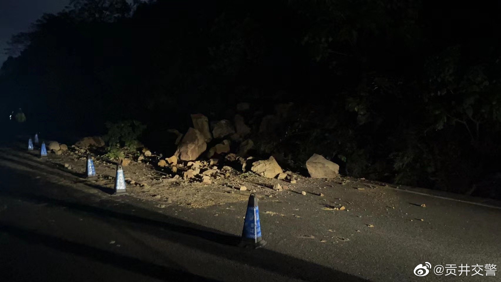 夜遇塌方落石，交警及时处置-3.jpg