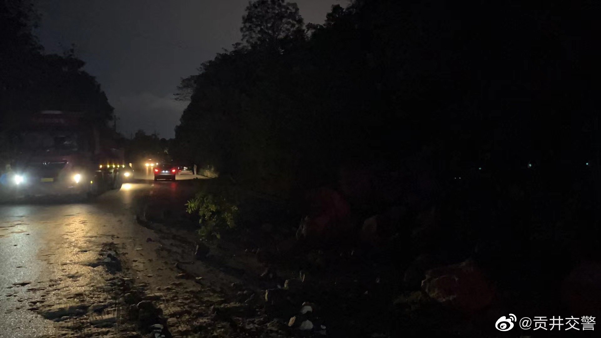 夜遇塌方落石，交警及时处置-4.jpg