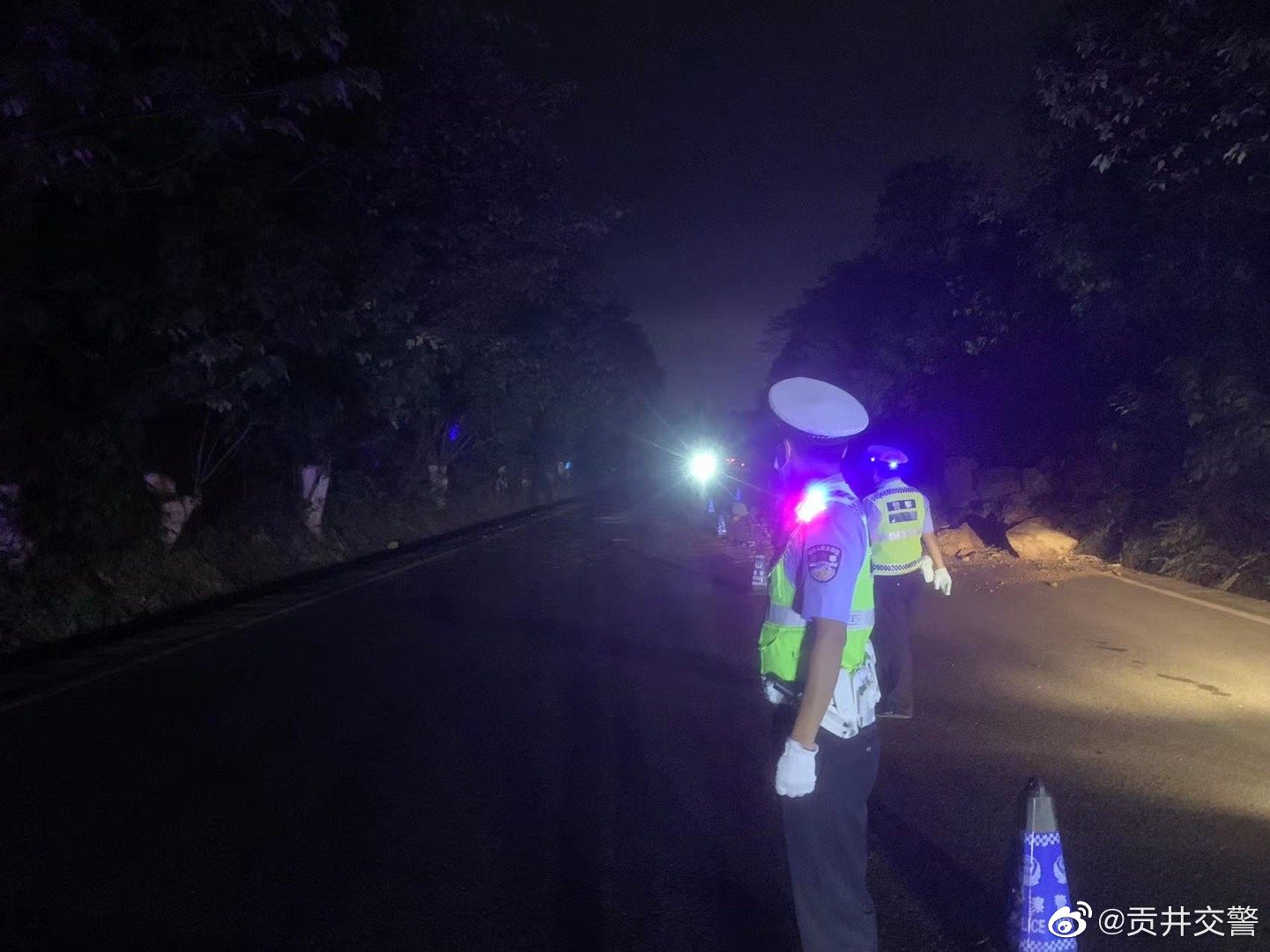 夜遇塌方落石，交警及时处置-7.jpg