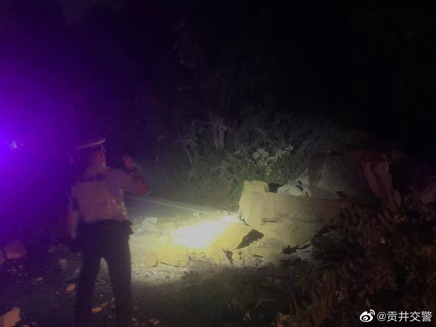 夜遇塌方落石，交警及时处置-6.jpg
