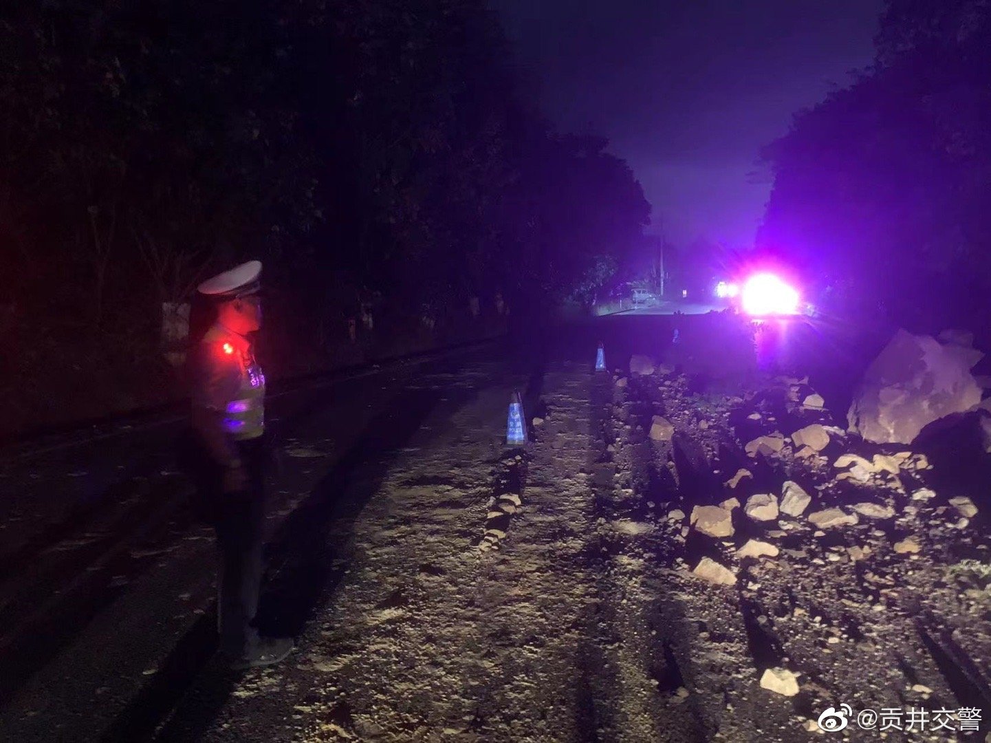 夜遇塌方落石，交警及时处置-8.jpg