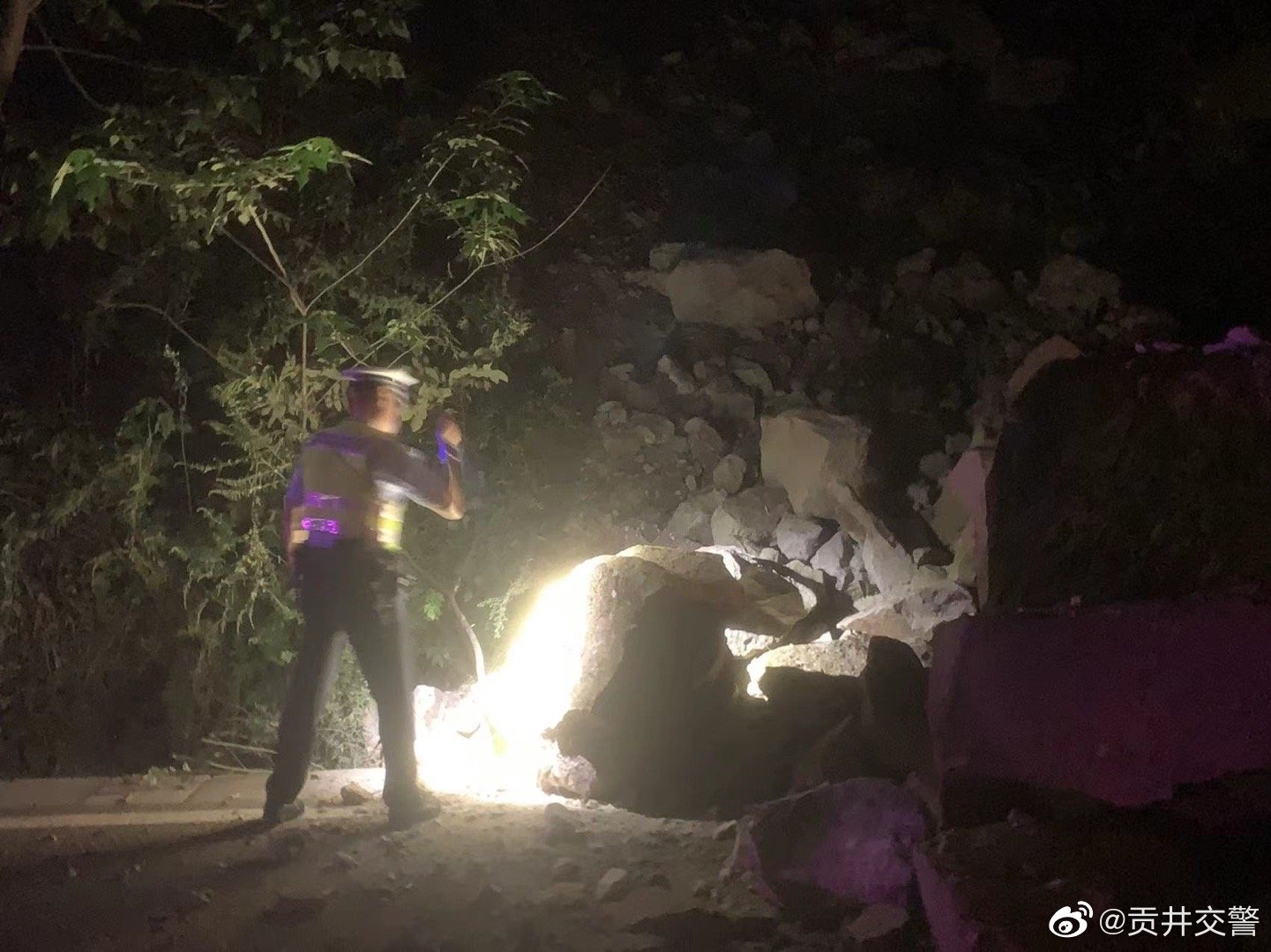 夜遇塌方落石，交警及时处置-9.jpg