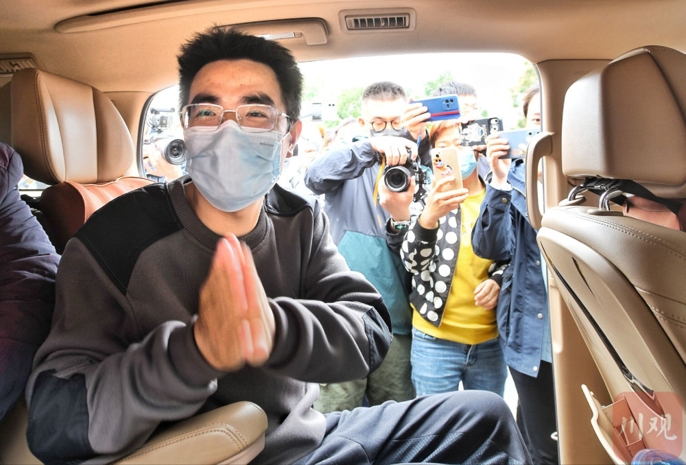 地震中被困十多天的甘宇出院：我算不上英雄，换成其他人也会这样做-2.jpg