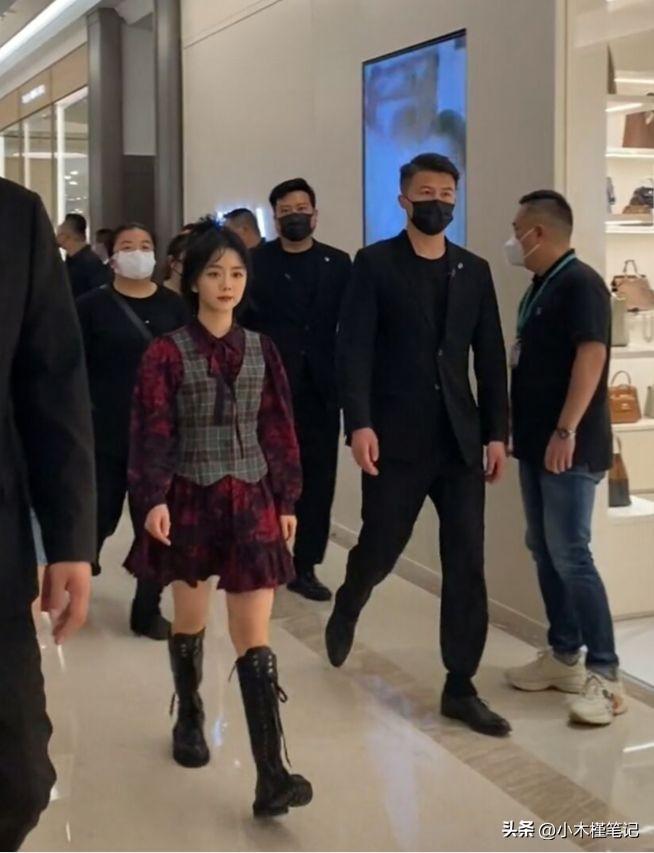 谭松韵现身上海出席活动，穿搭遭到网友吐槽，路人视角被指太普通-5.jpg