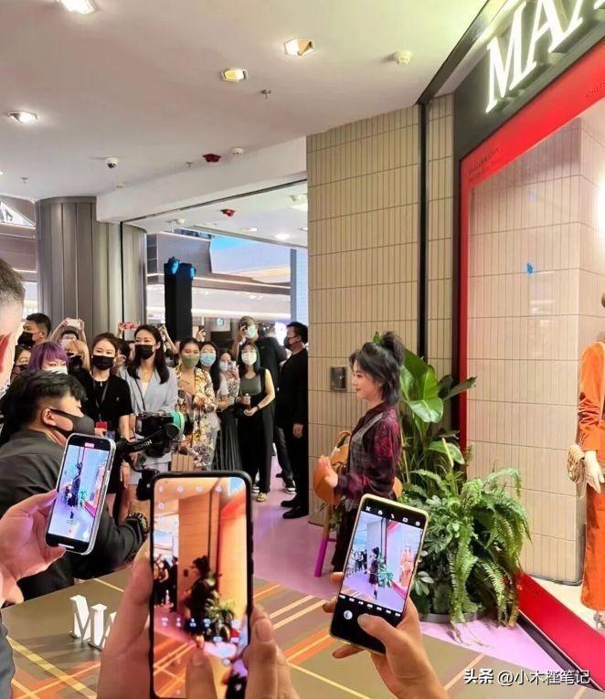 谭松韵现身上海出席活动，穿搭遭到网友吐槽，路人视角被指太普通-7.jpg