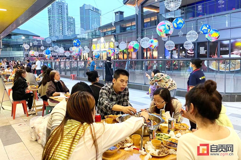 国庆节假期 自贡市场运行平稳有序 市民消费表现活跃-7.jpg