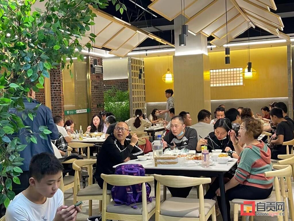 国庆节假期 自贡市场运行平稳有序 市民消费表现活跃-8.jpg