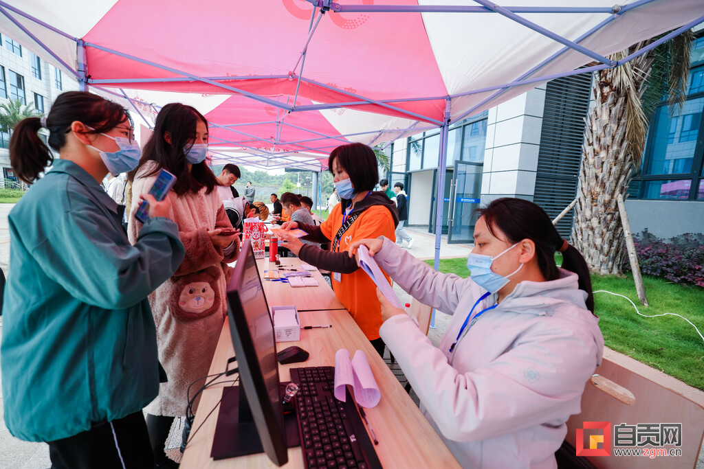自贡职业技术学院迎来2022级新生-1.jpg