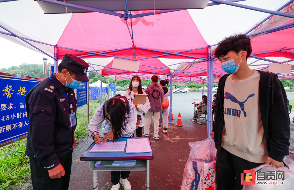 自贡职业技术学院迎来2022级新生-3.jpg