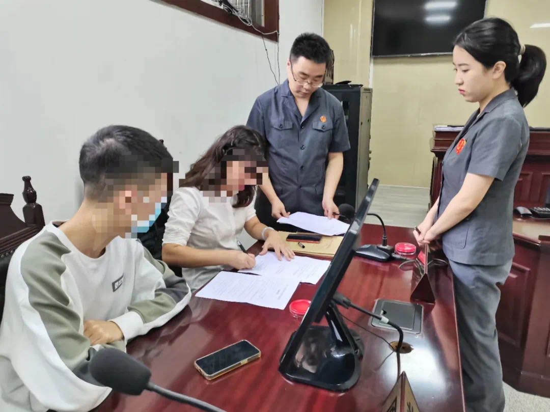 自贡：同居一年半女方因赌气流产两次，女方退还一半彩礼后被告-1.jpg