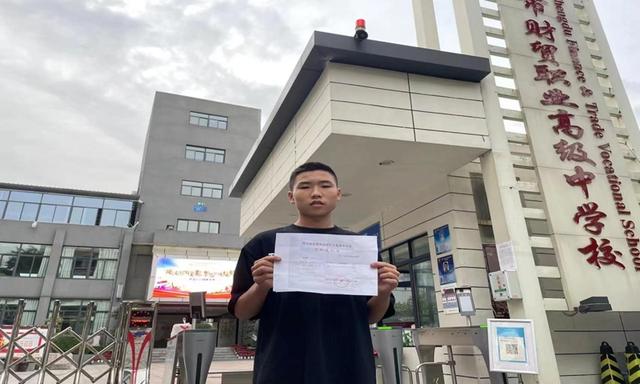 富顺：港资企业献爱心、助力学子圆梦想-2.jpg
