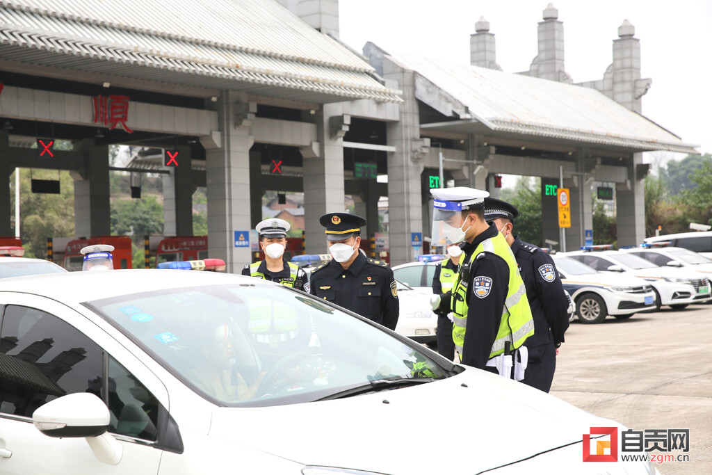 两部门在自贡辖区联合打击高速公路道路运输违法违规行为-1.jpg