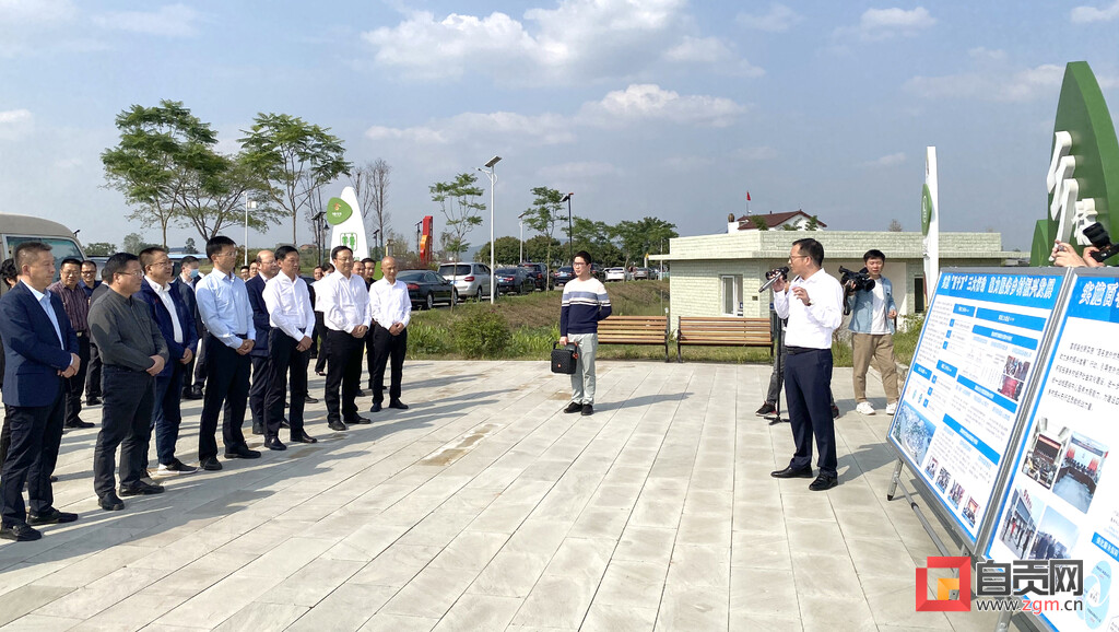 自贡市统一战线服务乡村振兴暨“万企兴万村”行动推进会在富顺县举行-4.jpg