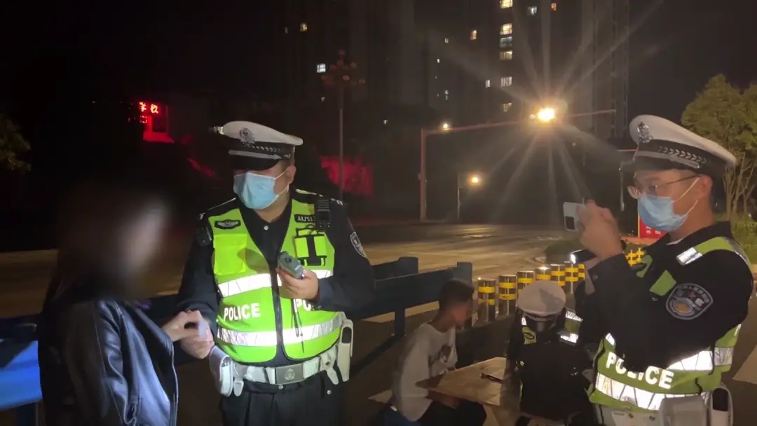 女子酒驾被抓，朋友见状开心起哄：请开始你的表演-2.jpg