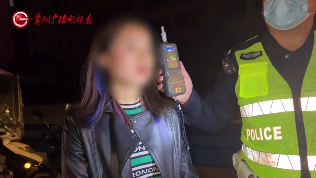 女子酒驾被抓，朋友见状开心起哄：请开始你的表演-5.jpg