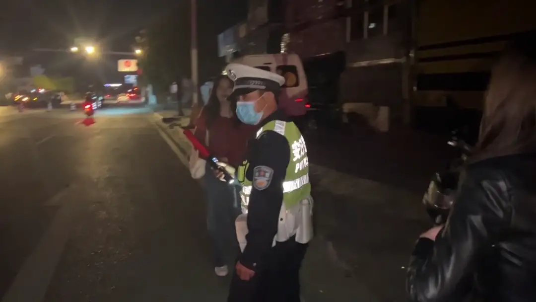 女子酒驾被抓，朋友见状开心起哄：请开始你的表演-4.jpg