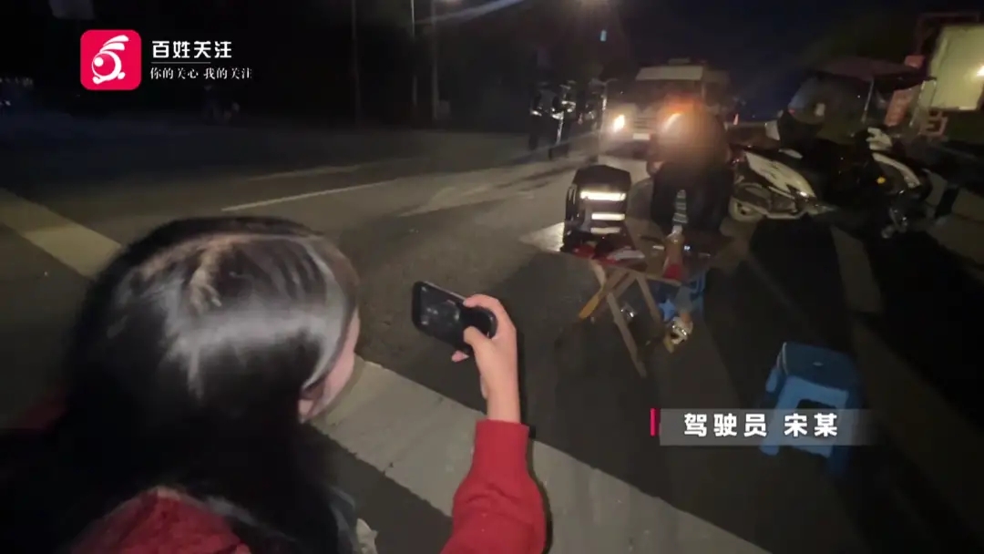 女子酒驾被抓，朋友见状开心起哄：请开始你的表演-6.jpg