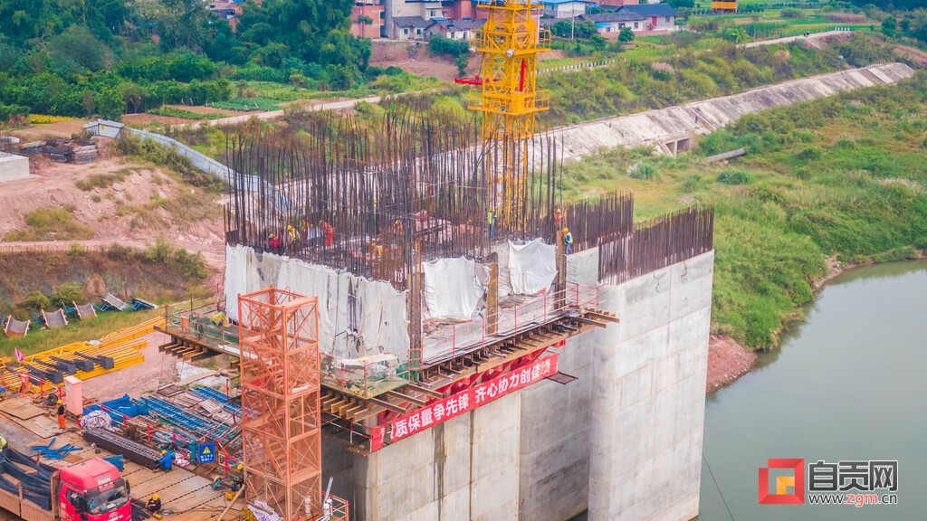 力争明年年底全面建成投用 S436东湖至富世段项目开足马力抓进度-3.jpg