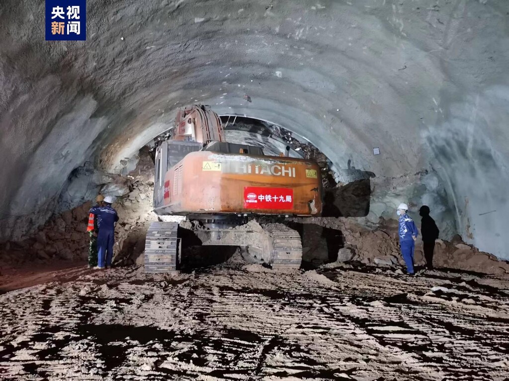 成自宜高铁龙泉山一号隧道顺利贯通-2.jpg