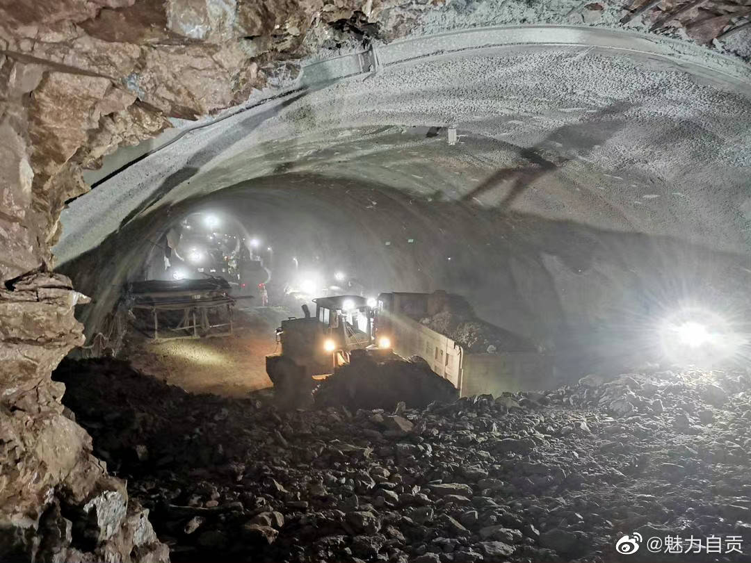 #成自宜高铁龙泉山一号隧道顺利贯通#-1.jpg
