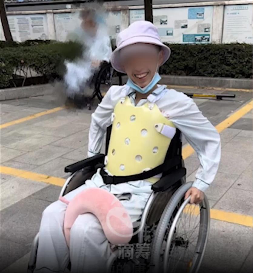女大学生遭坠楼男子砸中截瘫，老师：筹款顺利，正在康复中-1.jpg