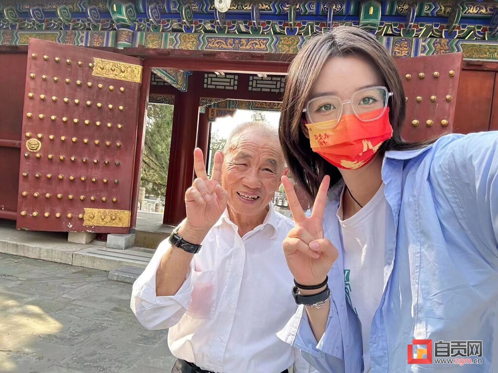 辞职陪爷爷实现心愿的自贡女孩获天天正能量奖-1.jpg