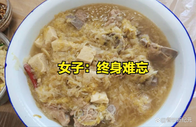 终生难忘！吉林女子参加婚宴，结果在猪圈吃席，网友：确实不妥-7.jpg
