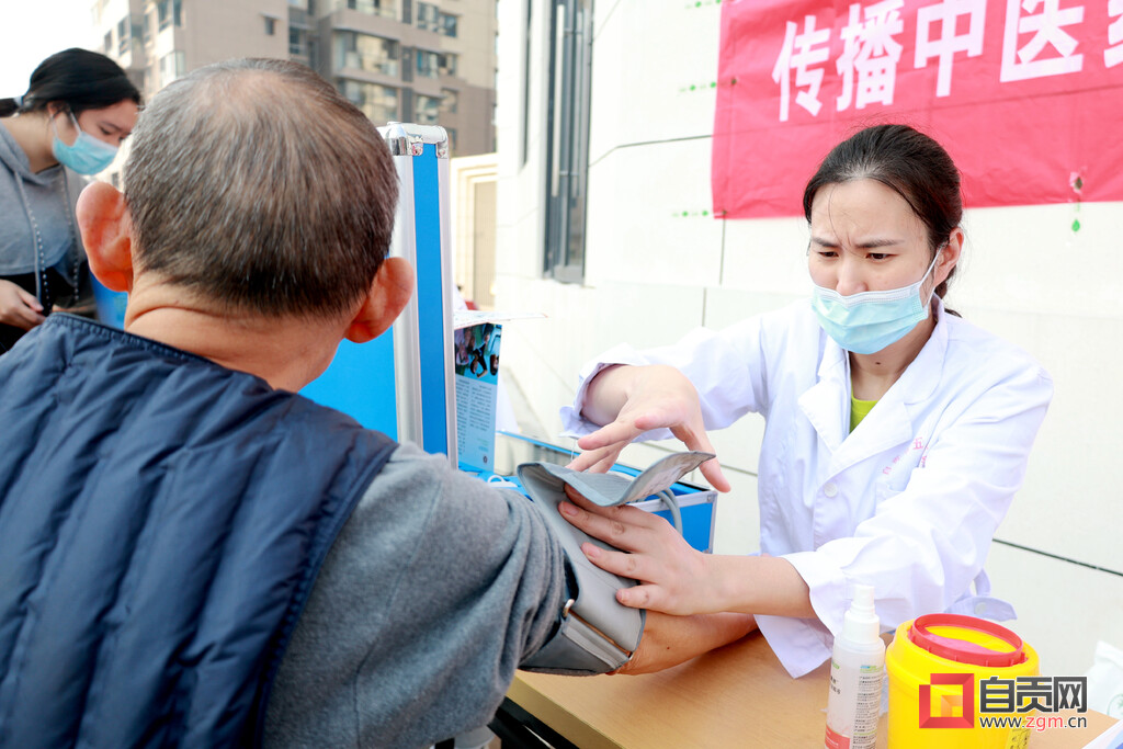 西南医科大学附属自贡医院开展中医药文化主题义诊-2.jpg