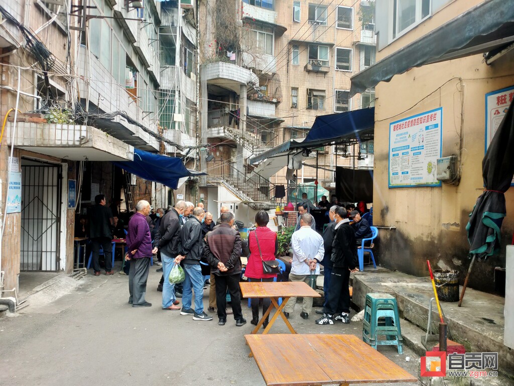自贡疫情防控曝光台 | 贡井区筱溪街市场部分入口无人值守居民随意进出-2.jpg
