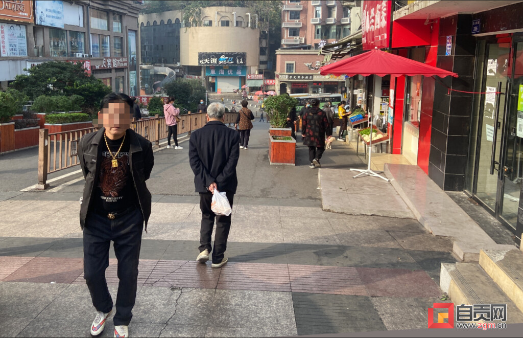 自贡疫情防控曝光台① | 自流井区十字口商业步行街入口无人值守 未戴口罩的市民随意进-1.jpg