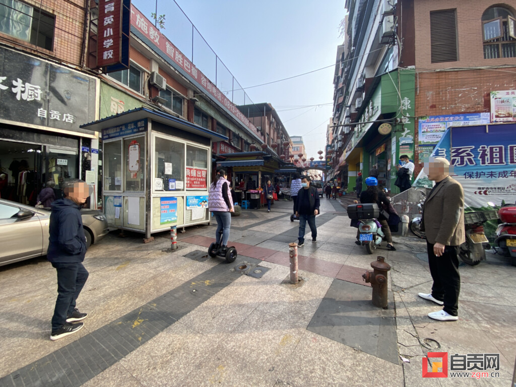自贡疫情防控曝光台① | 自流井区十字口商业步行街入口无人值守 未戴口罩的市民随意进-3.jpg