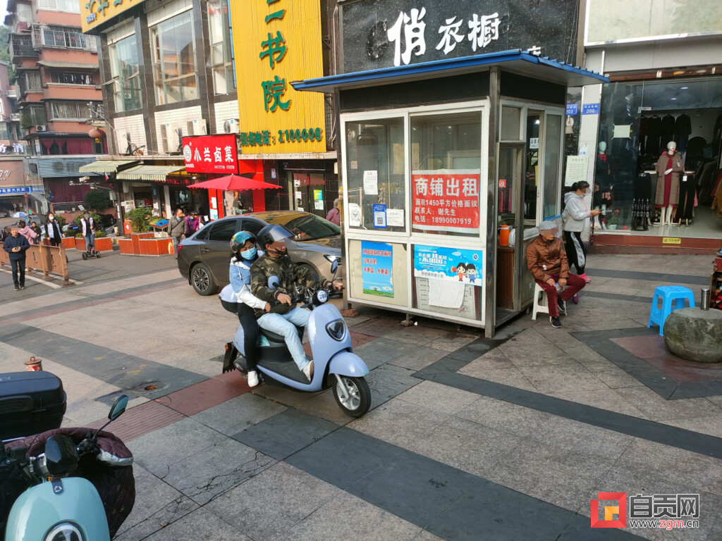 自贡疫情防控曝光台① | 自流井区十字口商业步行街入口无人值守 未戴口罩的市民随意进-4.jpg