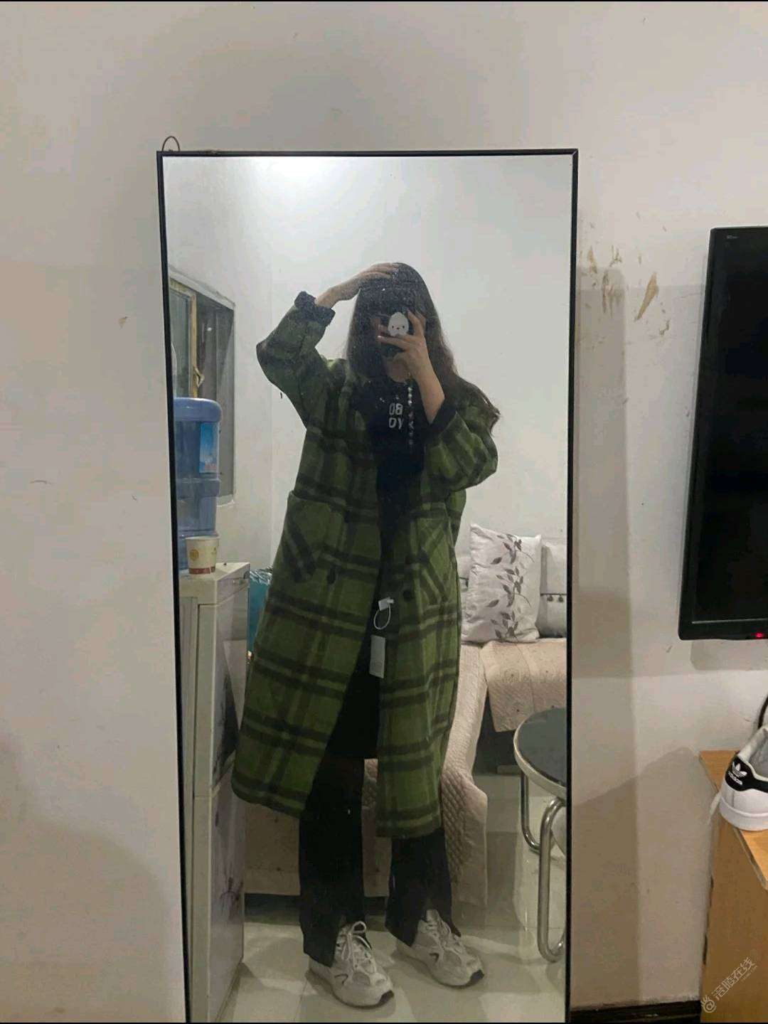 买了件新衣服发现办公室同事也有一件，留不留啊…-2.jpg