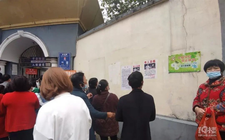 “15岁高中生失踪41天”实地探访：学校围墙装有铁丝网-3.jpg
