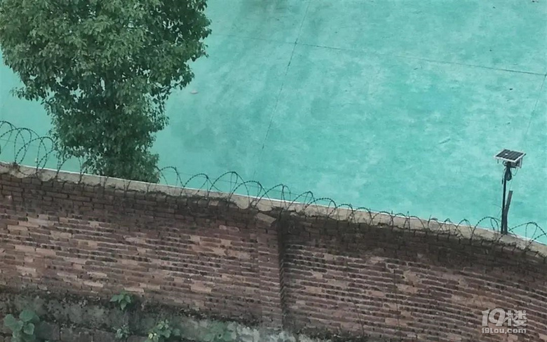 “15岁高中生失踪41天”实地探访：学校围墙装有铁丝网-5.jpg
