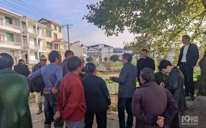 “15岁高中生失踪41天”实地探访：学校围墙装有铁丝网-6.jpg