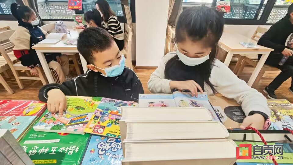 “你选书，我买单”活动在自贡市图书馆举行-2.jpg