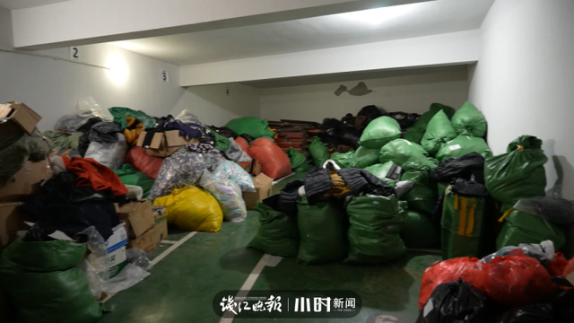 8000元一件的始祖鸟羽绒服，直播间只卖800元，“安踏”为这事给警方送了锦旗-2.jpg